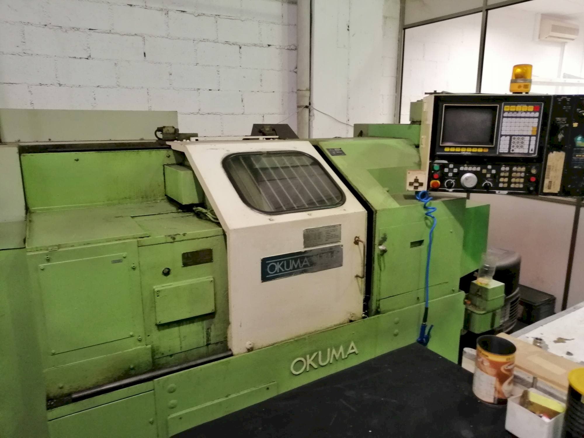 Frontansicht der Okuma LB15  Maschine