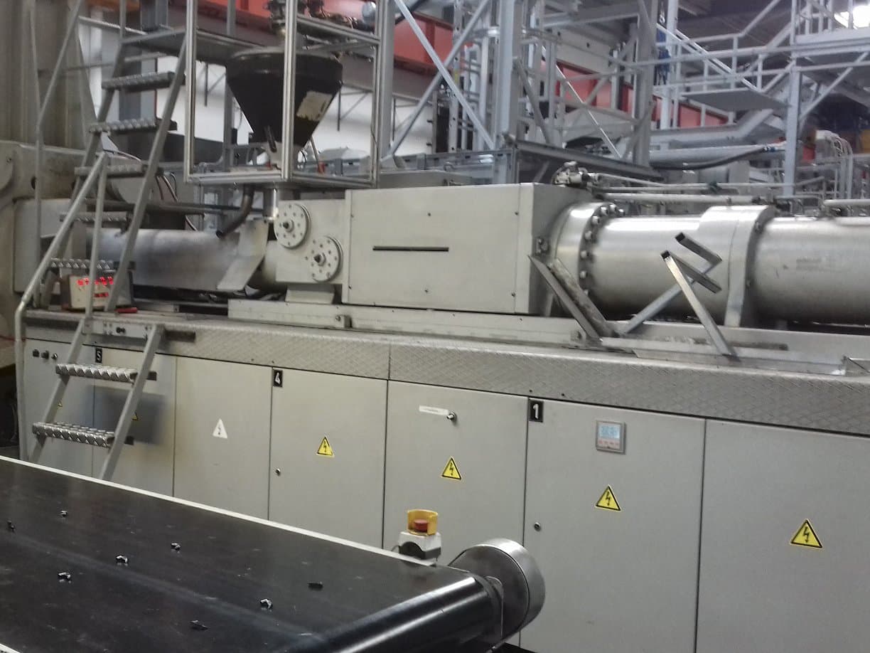 Rechte Seitenansicht der Krauss Maffei 650-4350 BM Maschine