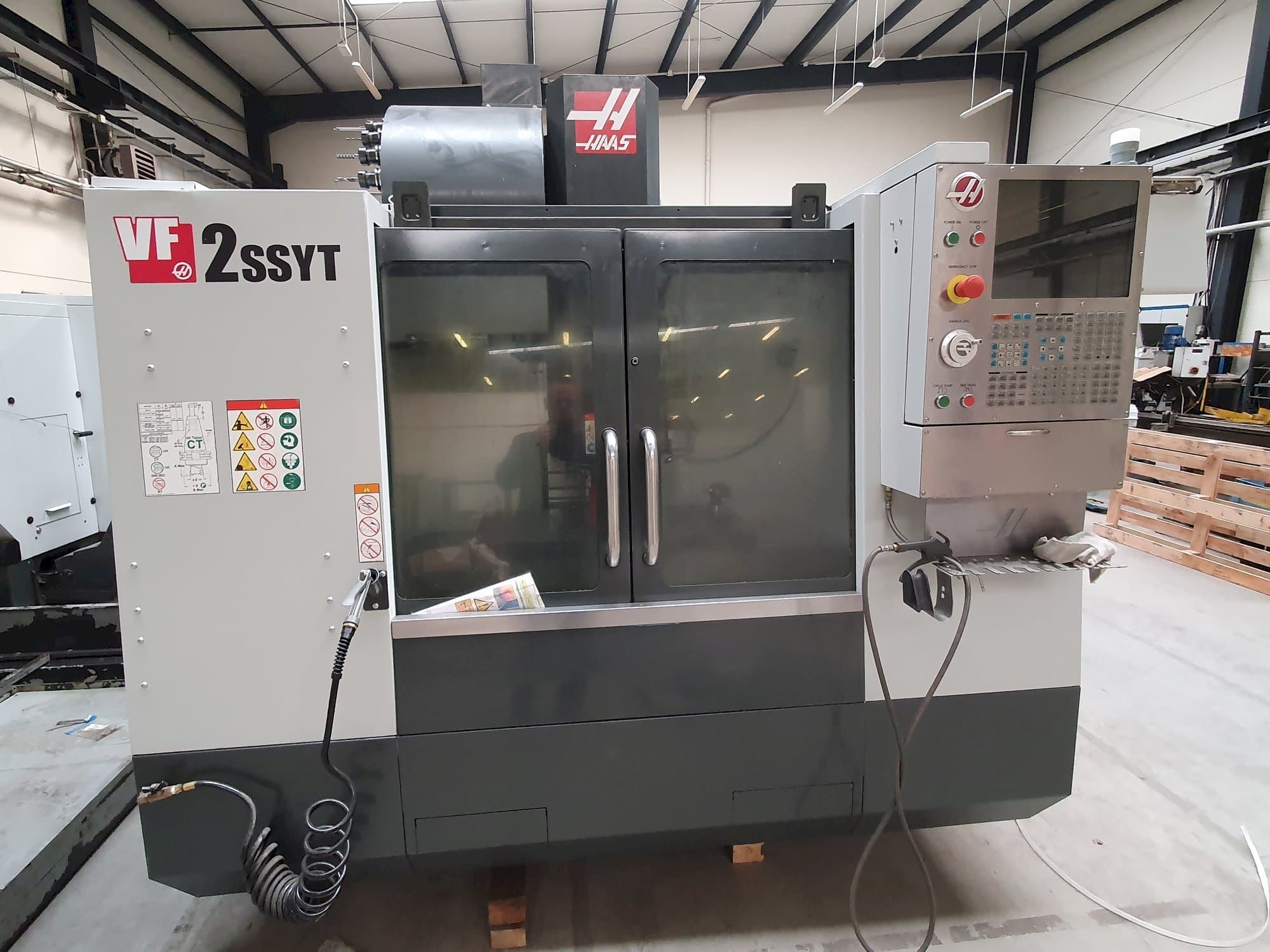 Frontansicht der HAAS VF-2SSYT  Maschine
