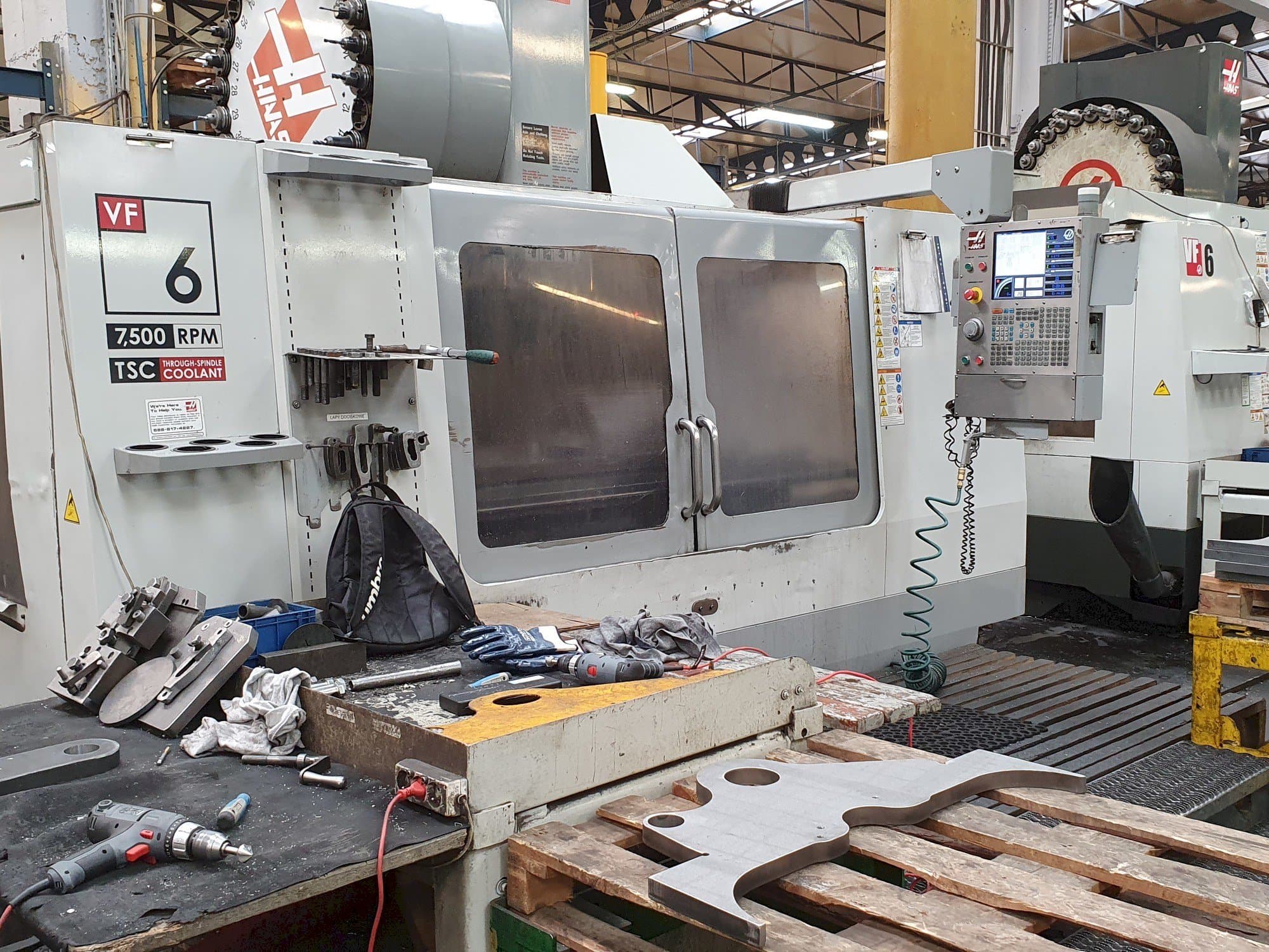 Frontansicht der HAAS VF-6 / 50HE  Maschine