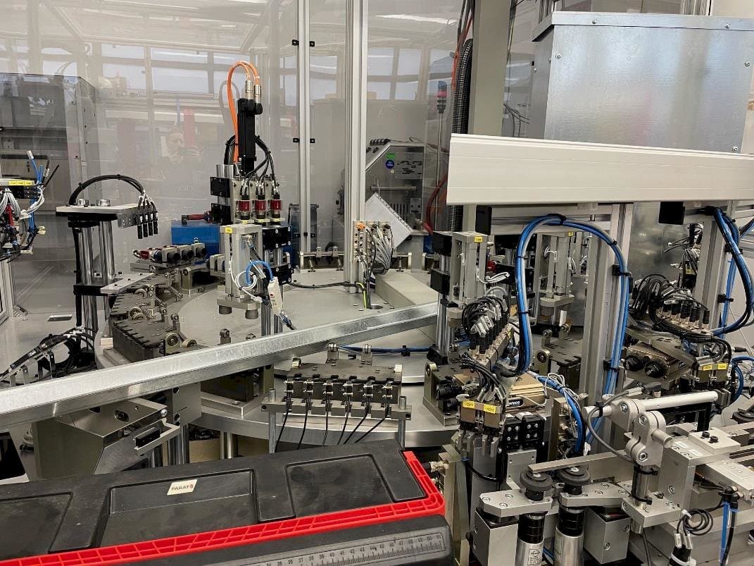 Frontansicht der TEAM AUTOMATION BERLIN Tattoo Needle Testing System  Maschine