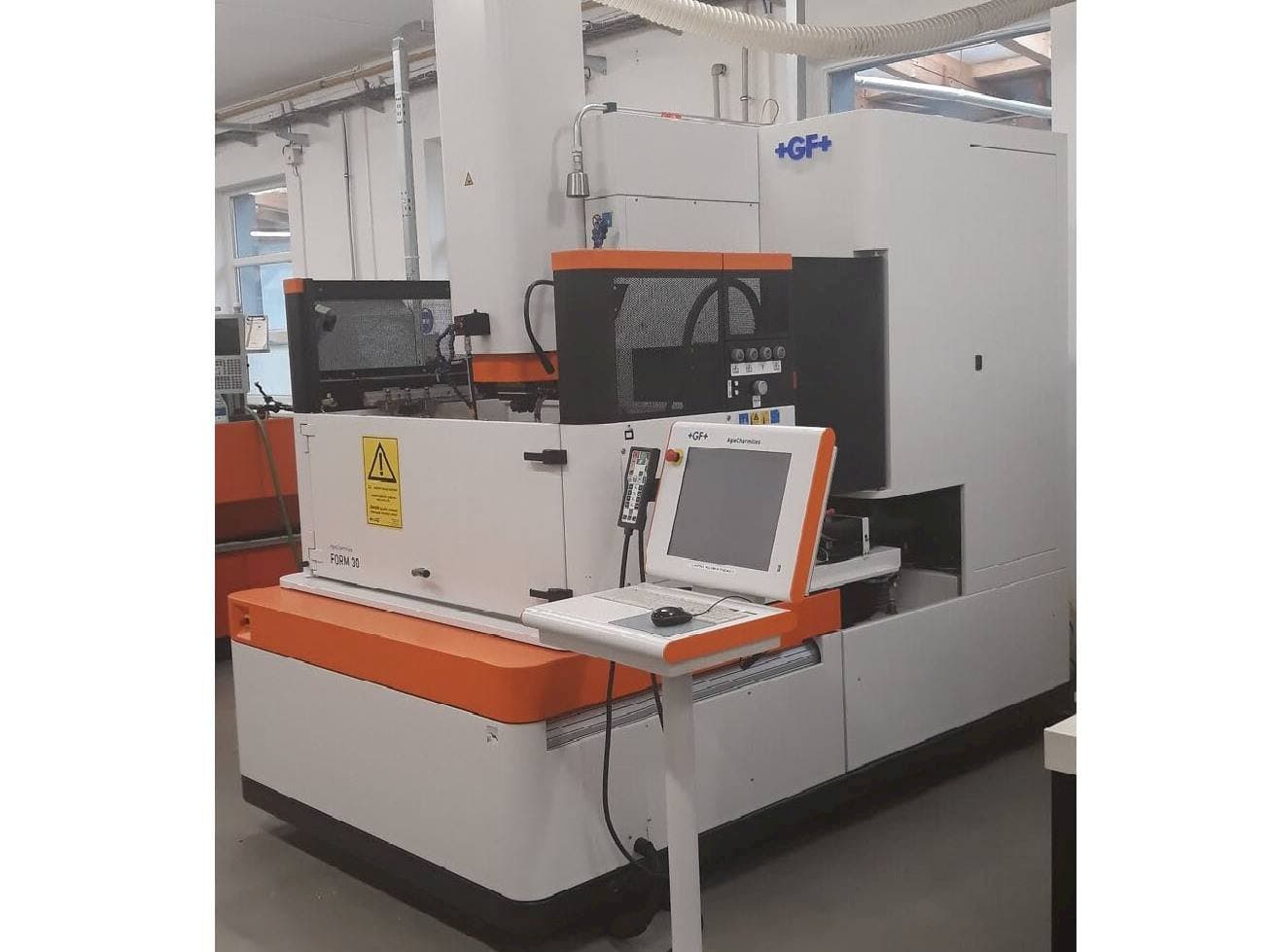 Frontansicht der AgieCharmilles Form 30  Maschine