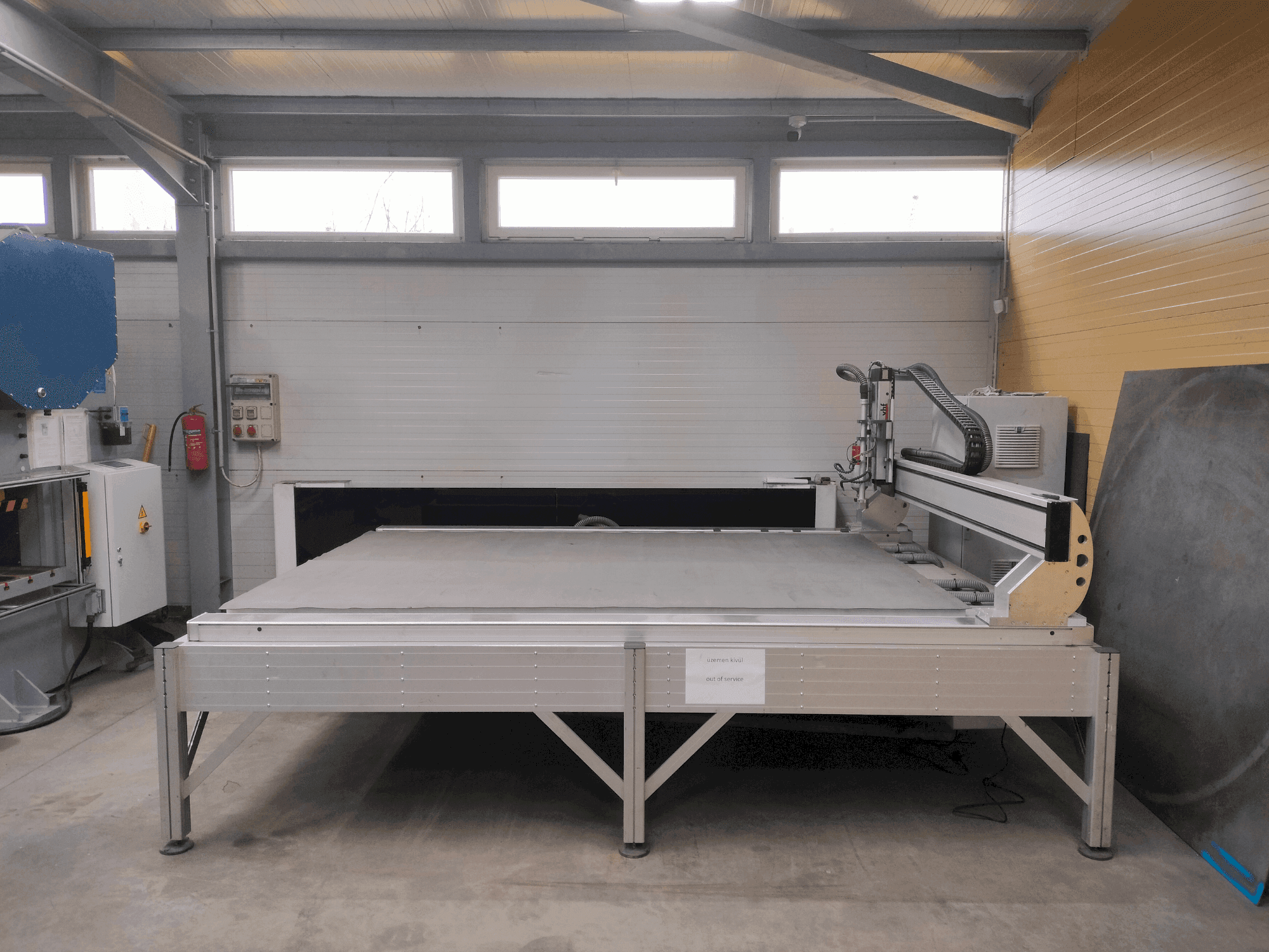 Frontansicht der VHF CAM 2030 Active Pro  Maschine