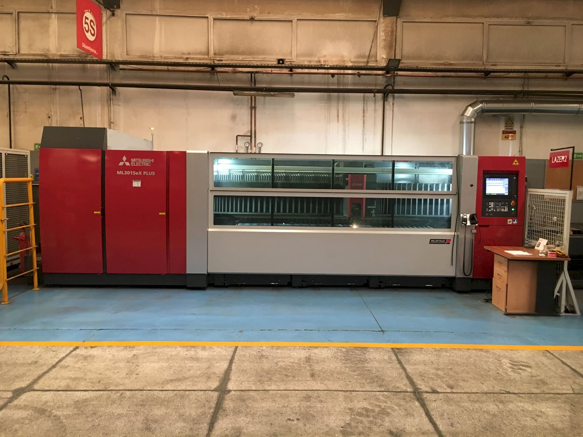 Frontansicht der Mitsubishi MI3015eX-Plus Maschine