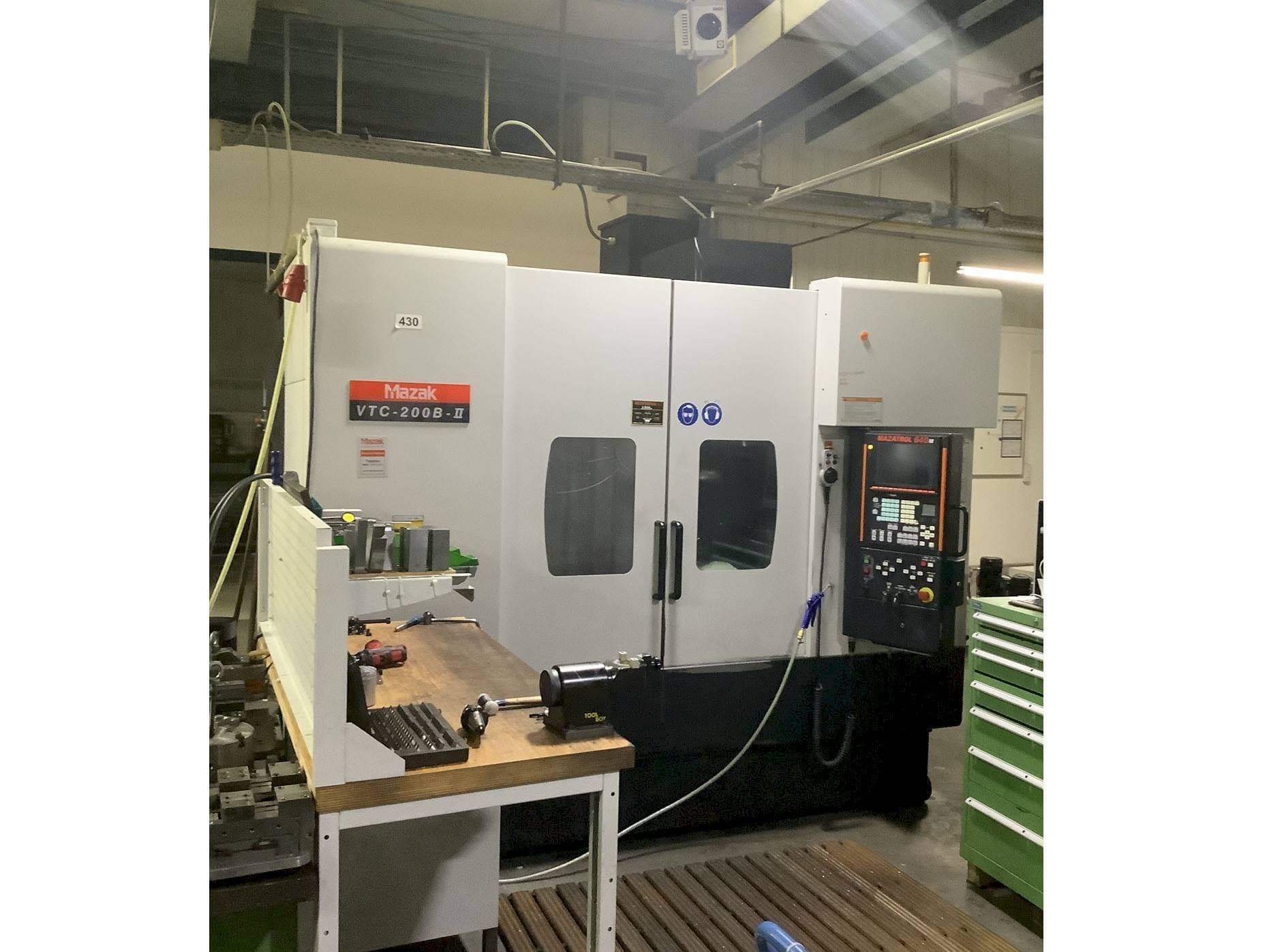 Frontansicht der Mazak VTC-200B-II  Maschine