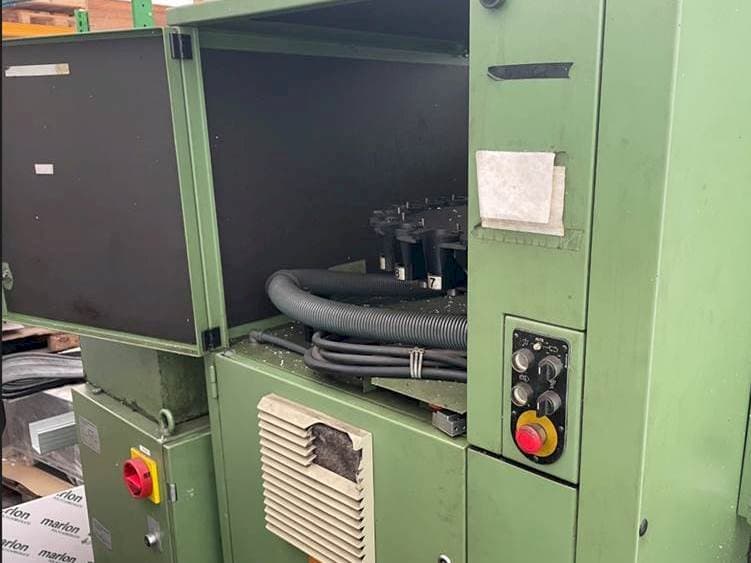 Frontansicht der DECKEL FP4AT  Maschine