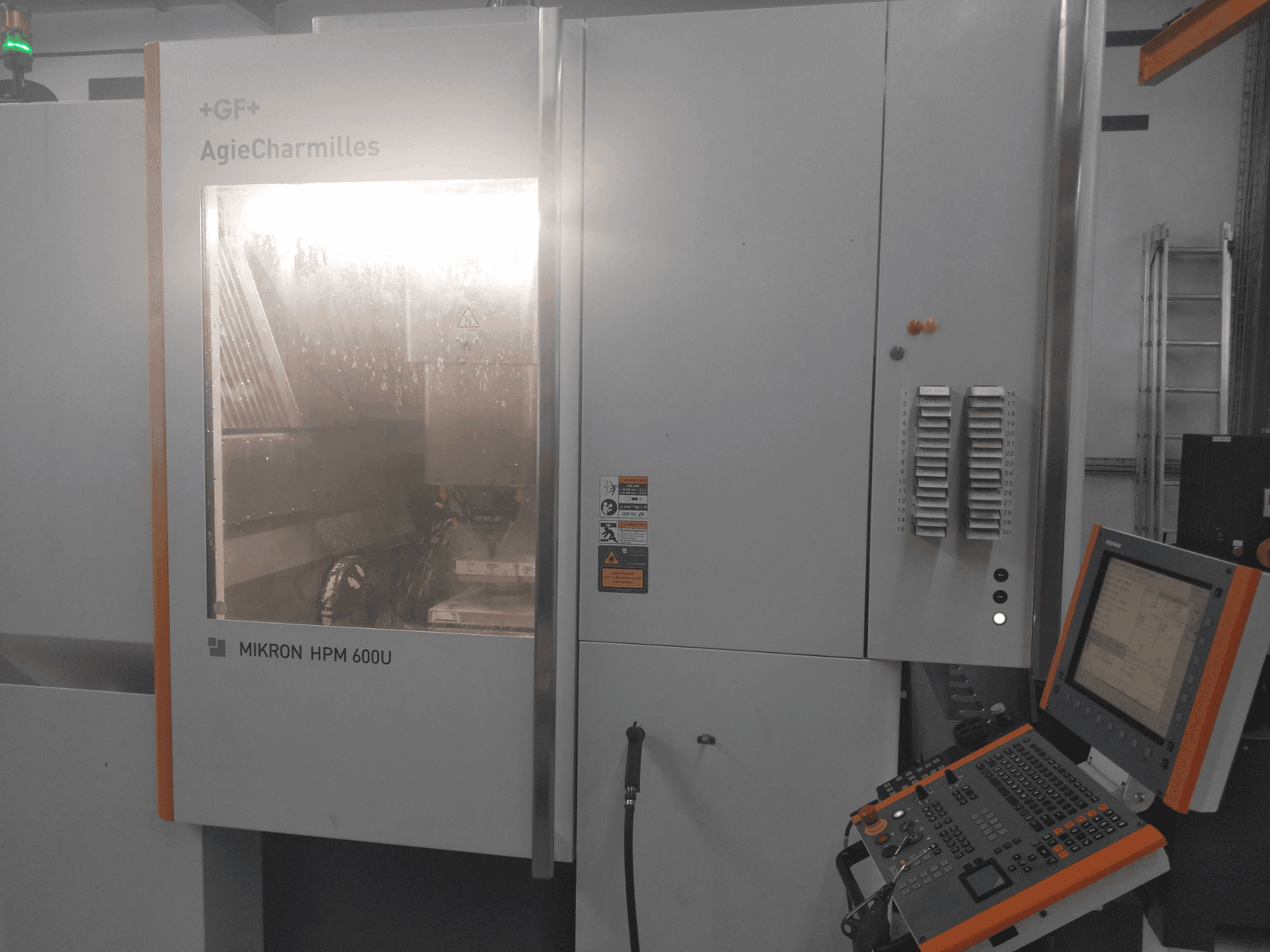 Frontansicht der MIKRON HPM 600U  Maschine