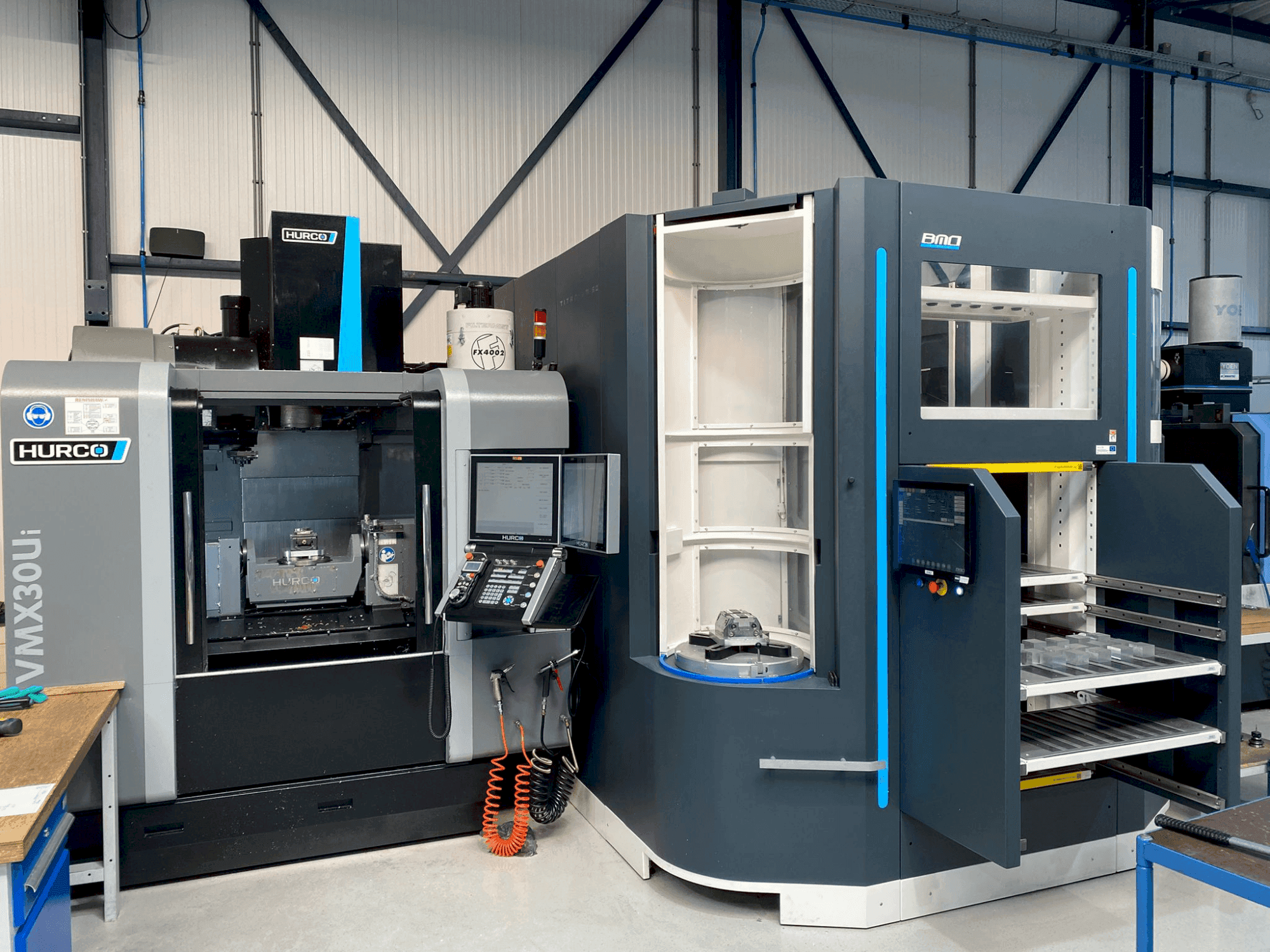 Frontansicht der Hurco VMX30Ui + BMO Automation Titanium 50  Maschine