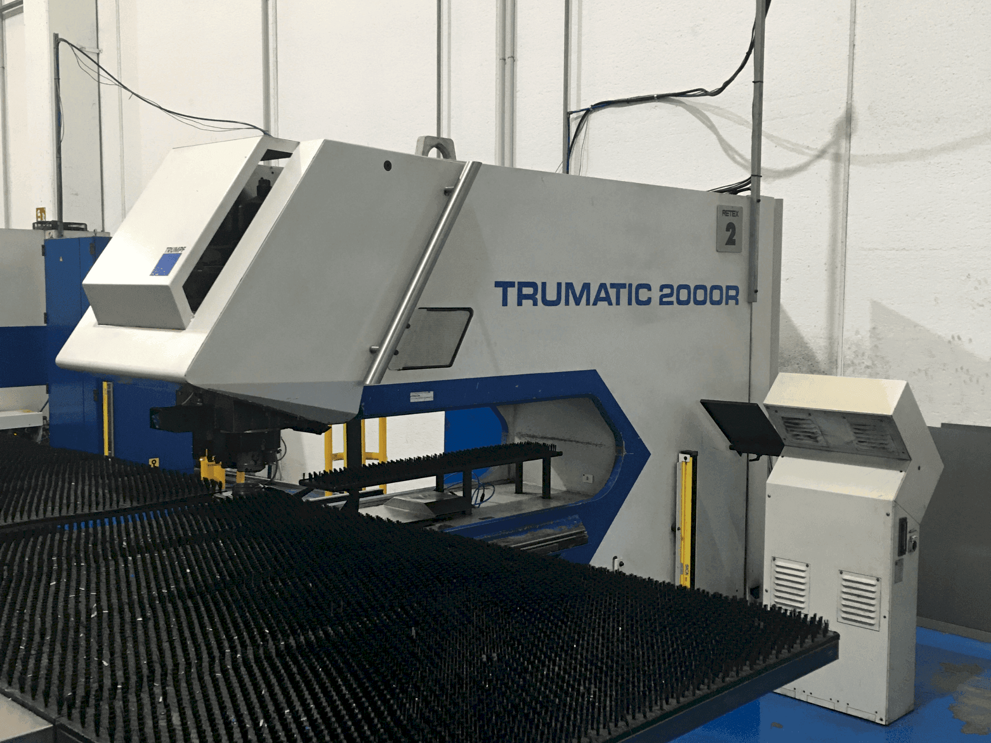 Frontansicht der TRUMPF TC2000R  Maschine