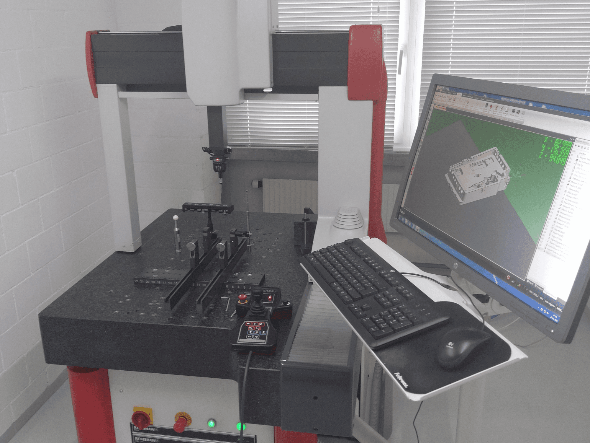 Frontansicht der Coord3 Ares 700  Maschine