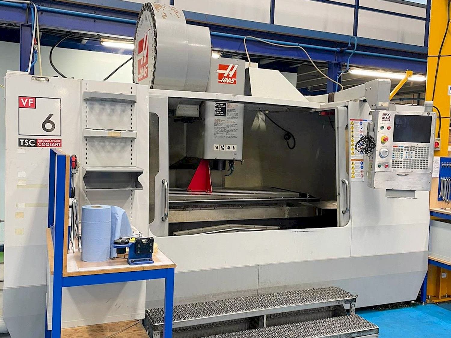 Frontansicht der HAAS VF-6  Maschine