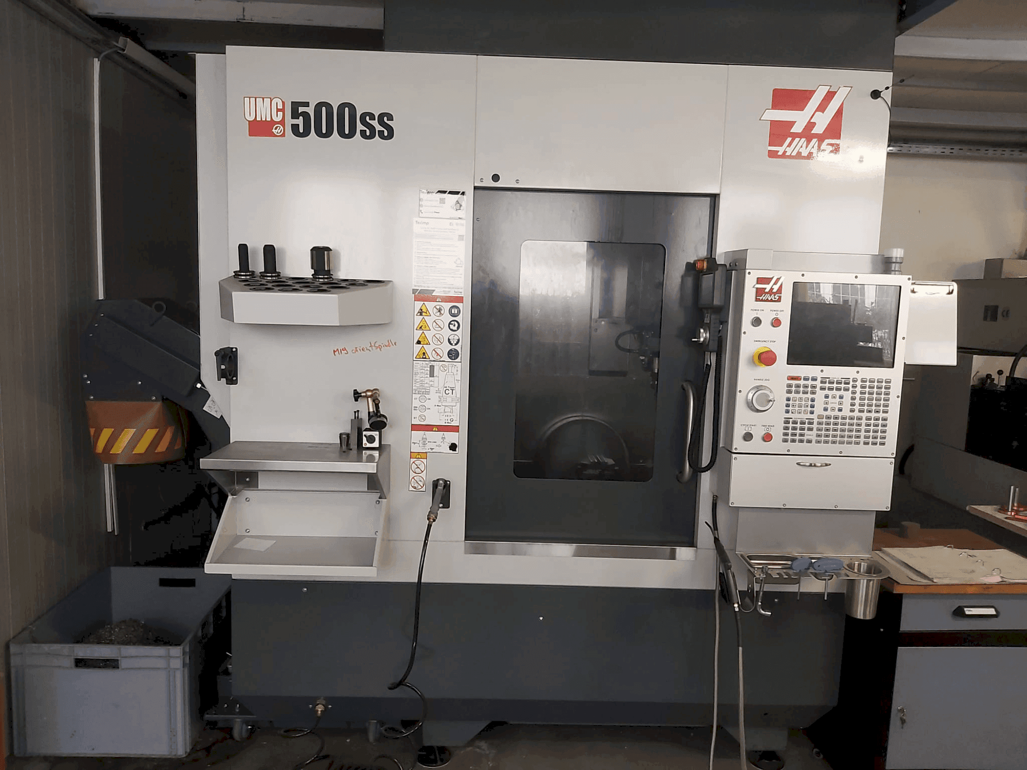 Frontansicht der HAAS UMC-500SS  Maschine