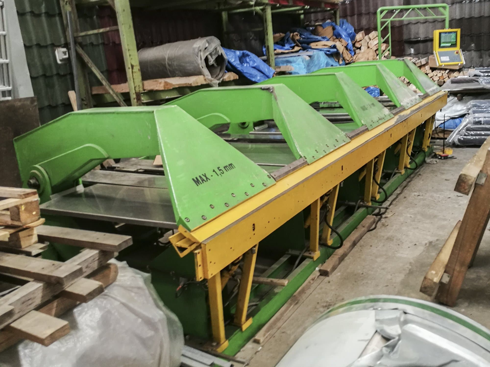 Linke Ansicht der BUD-MASZ ZAGINARKA Maschine