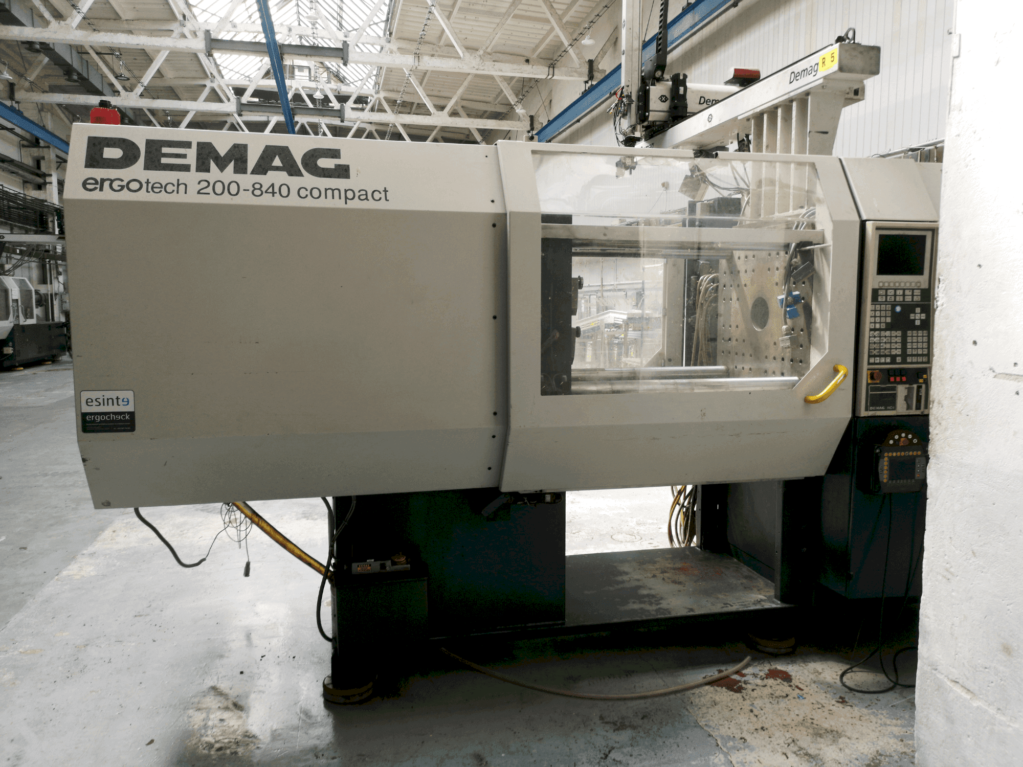 Frontansicht der DEMAG Ergotech 200-840 Compact  Maschine