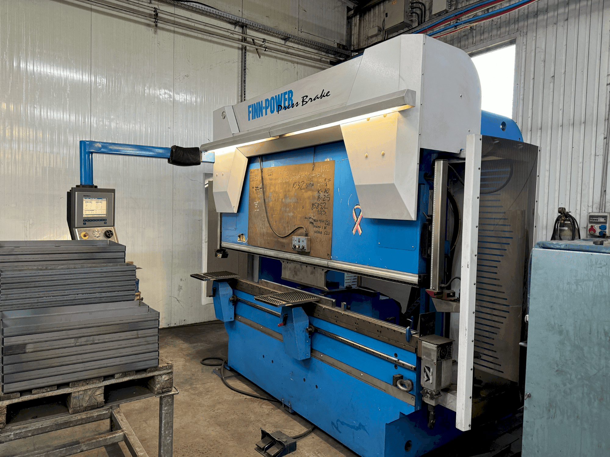 Frontansicht der Finn-Power B80.2550  Maschine