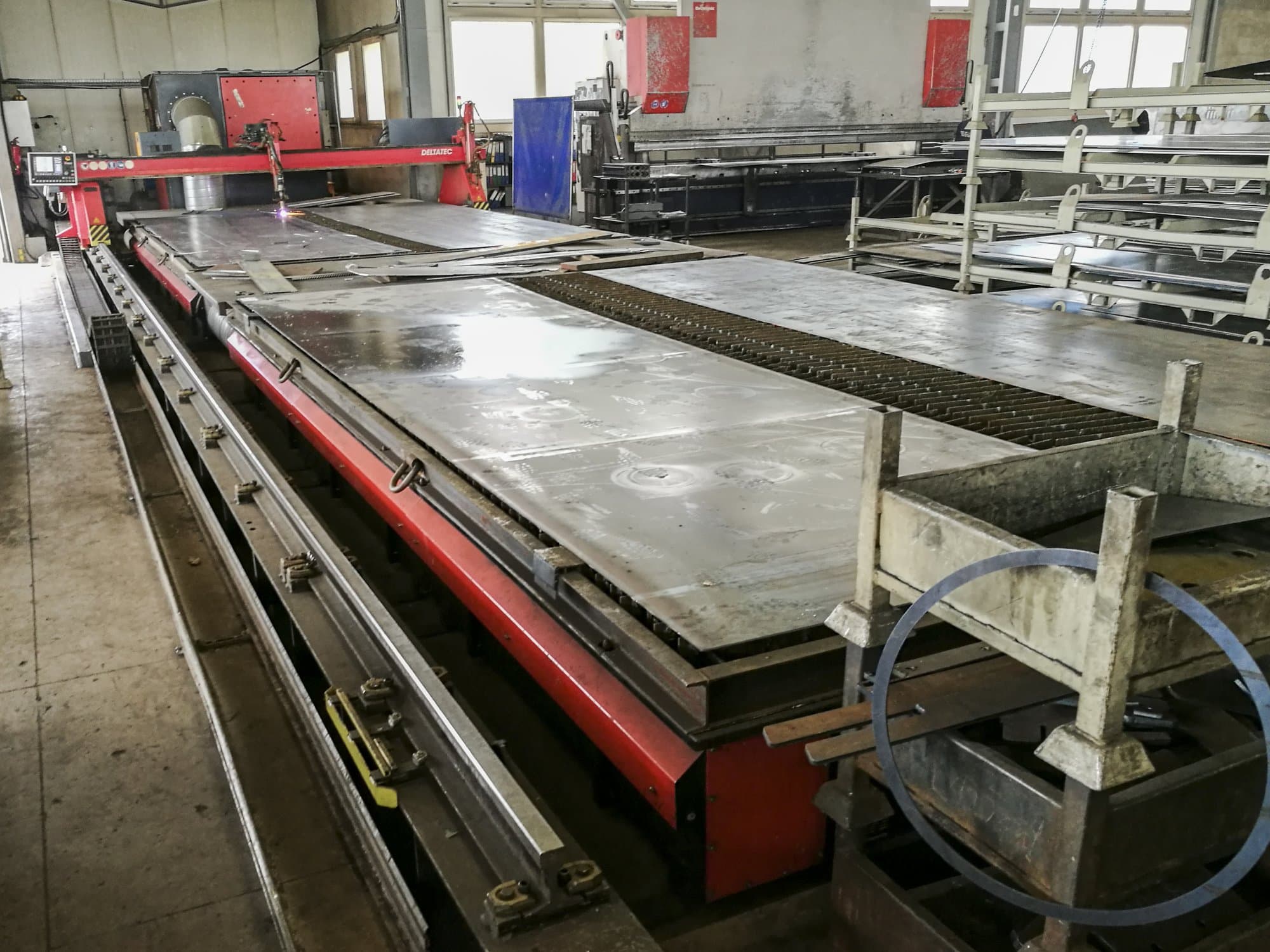 Linke Ansicht der KOIKE DELTATEC Maschine