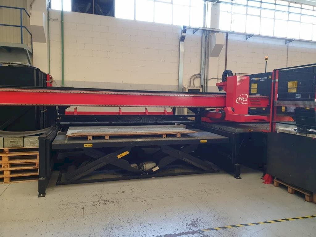 Frontansicht der AMADA LC 2415 ALFA IV  Maschine