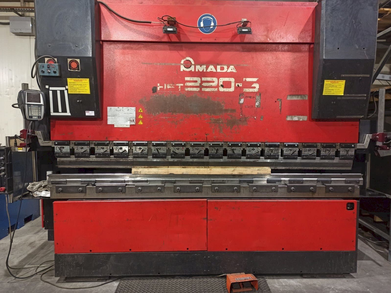 Frontansicht der AMADA HFT 220-3  Maschine