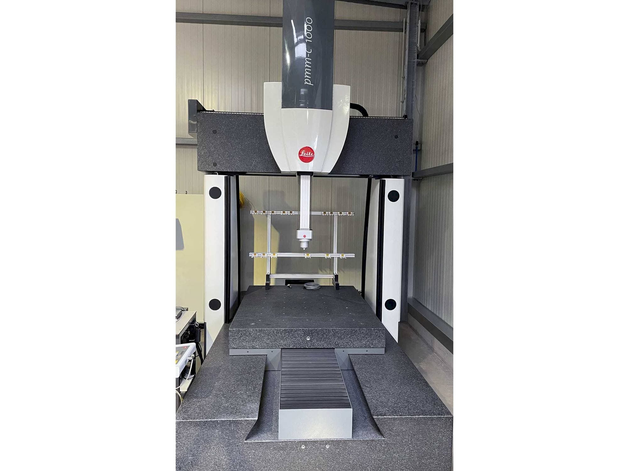 Frontansicht der Hexagon PMM-C 1000  Maschine