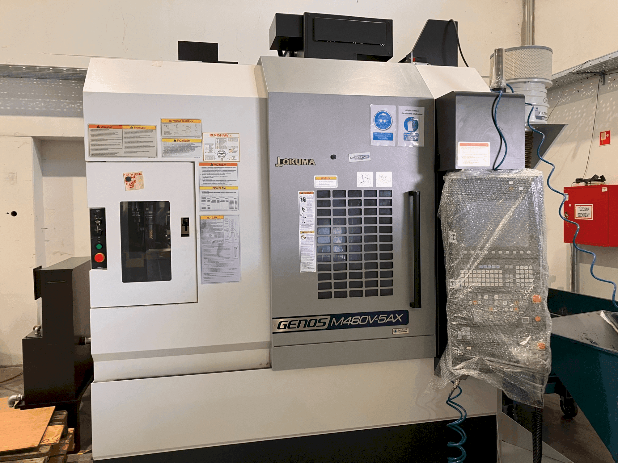 Frontansicht der Okuma GENOS M460V-5AX  Maschine