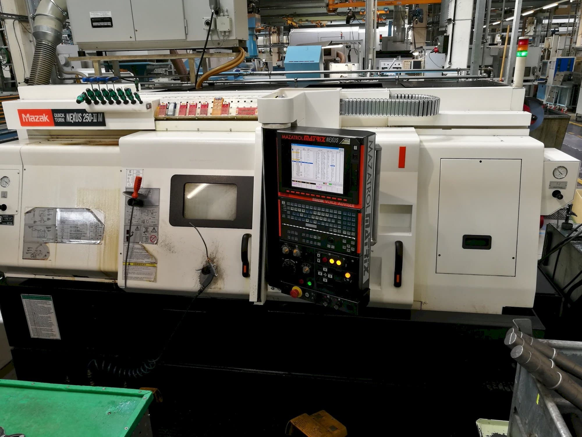 Frontansicht der Mazak Quickturn Nexus 250-II M  Maschine