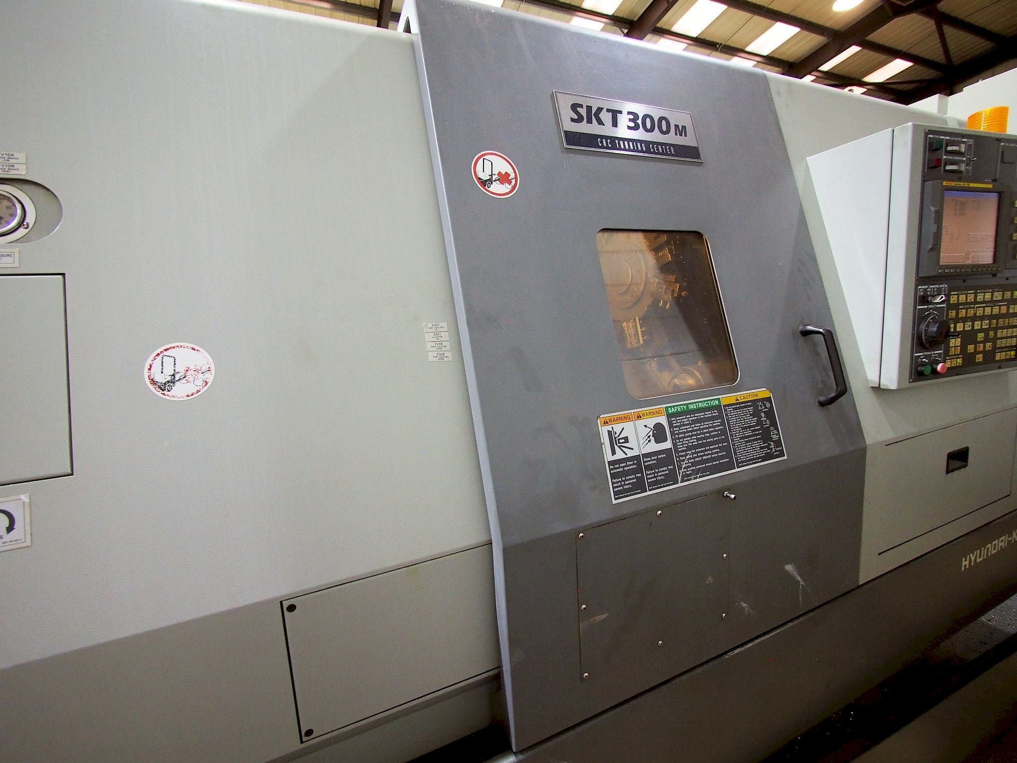 Frontansicht der Hyundai Kia SKT 300M  Maschine