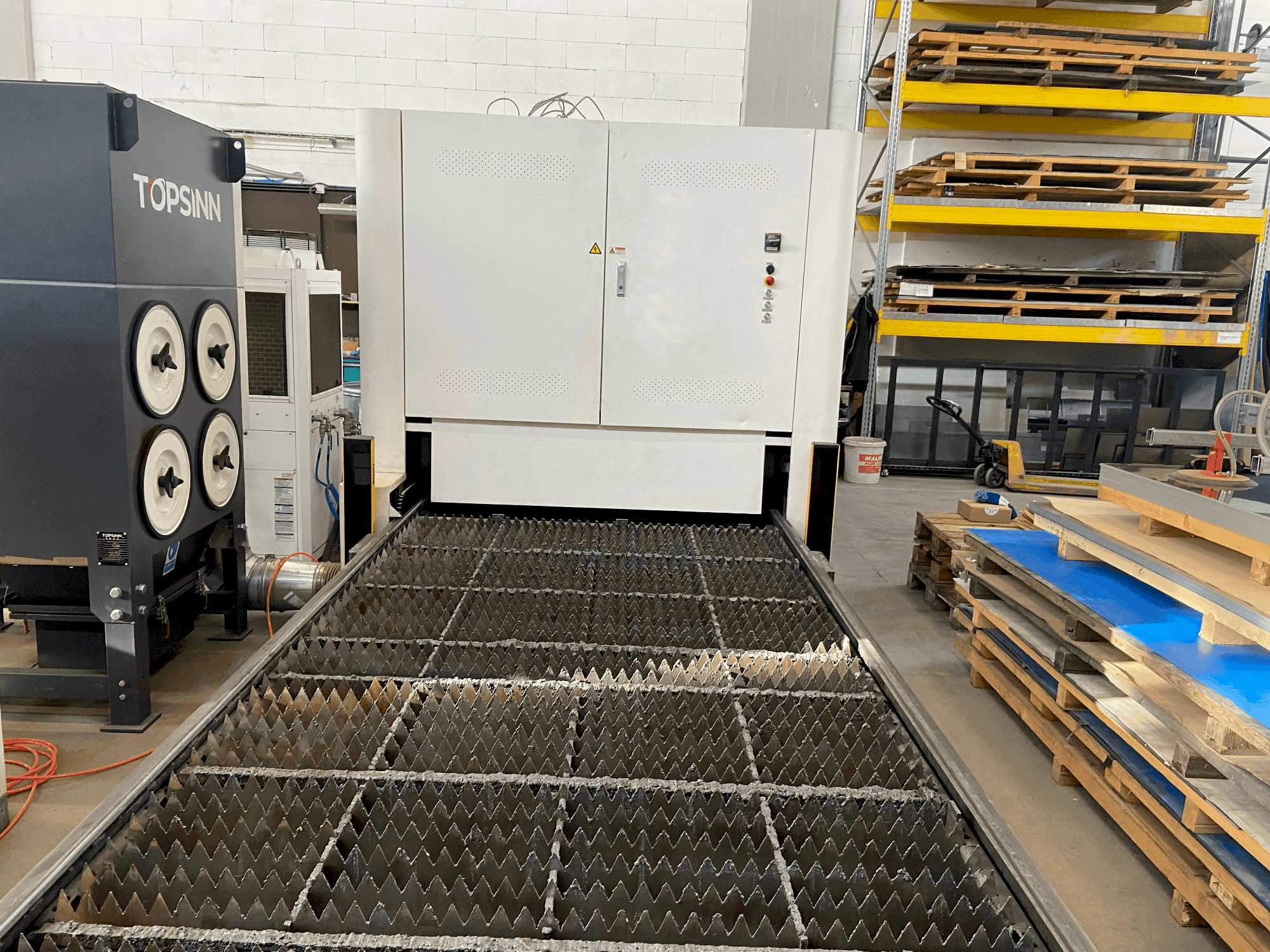 Frontansicht der Bodor C3  Maschine