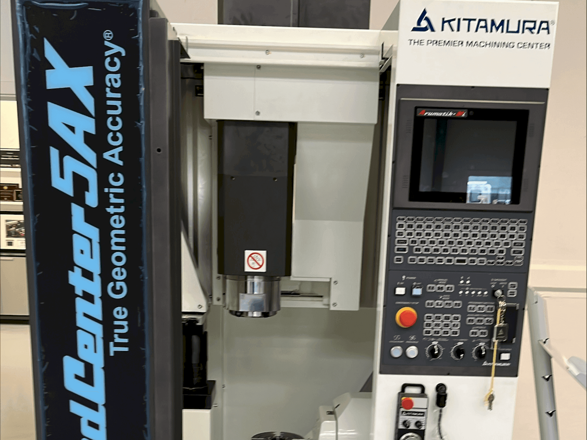 Frontansicht der Kitamura Medcenter 5AX  Maschine