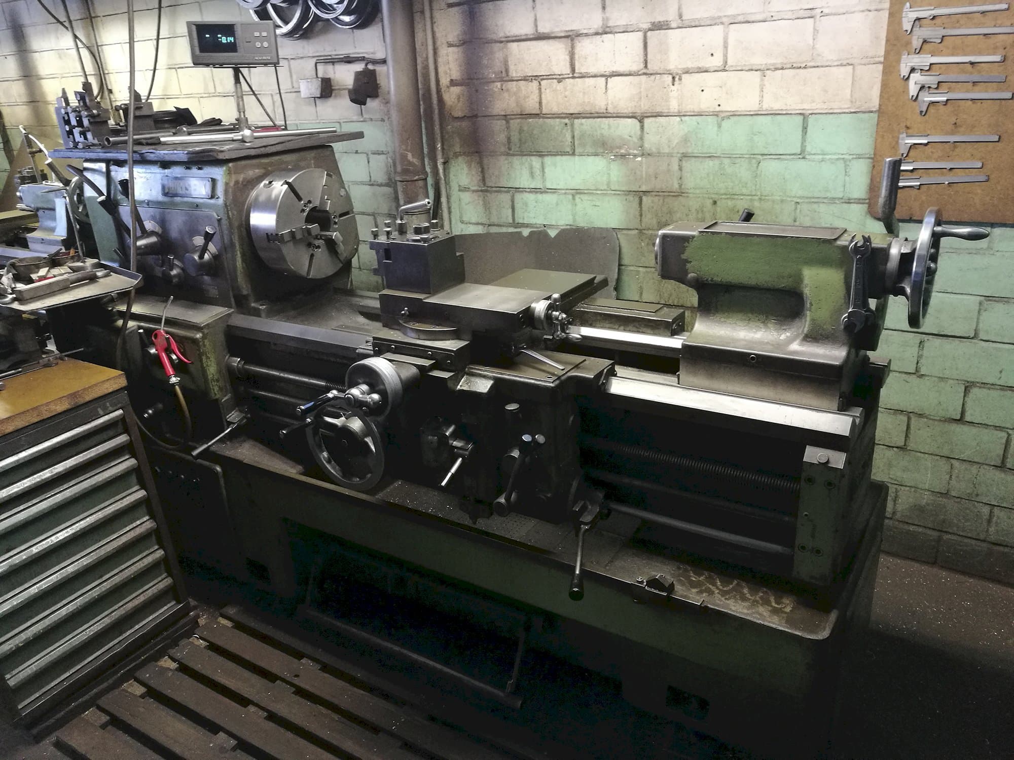 Rechte Ansicht der MORI SEIKI MR 1000 Maschine