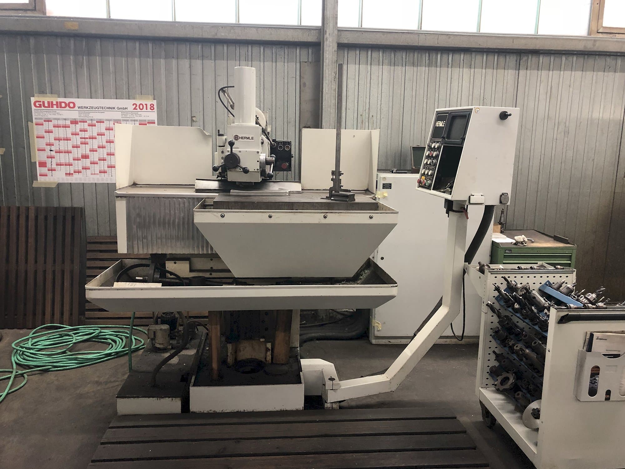 Frontansicht der HERMLE UWF 720 Maschine