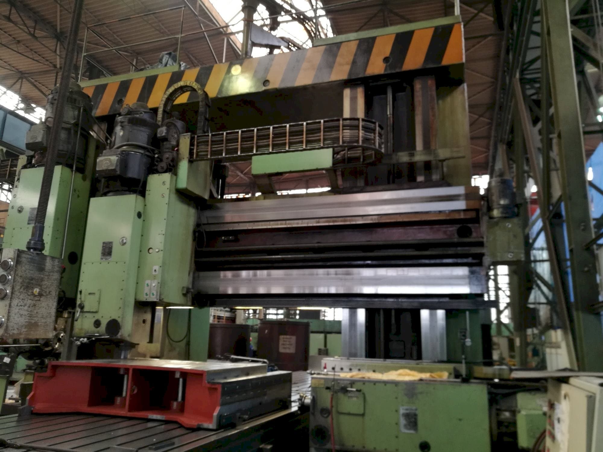 Frontansicht der TOS FRV-D 20 x 40  Maschine