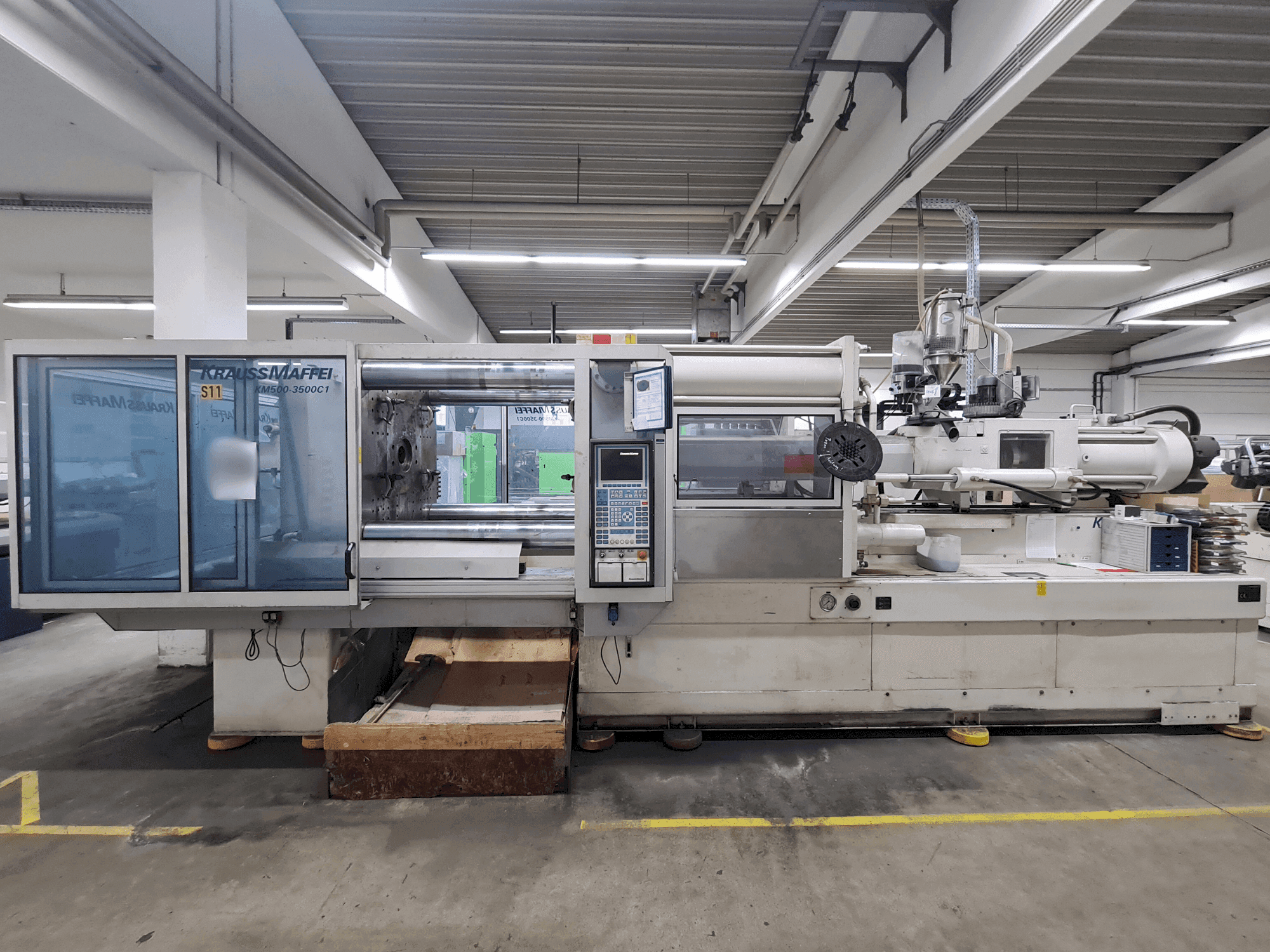 Frontansicht der Krauss Maffei 500-3500 C1  Maschine