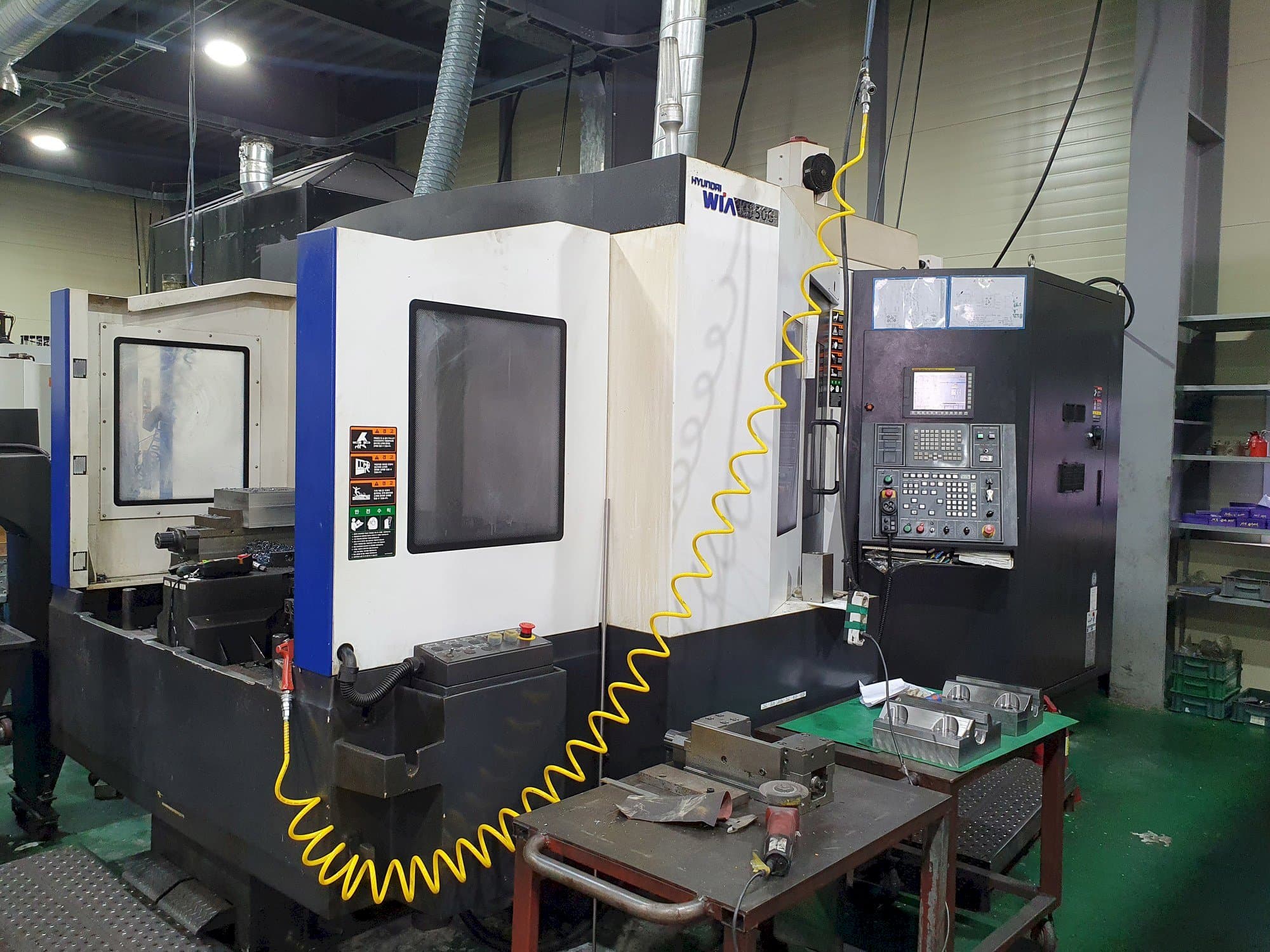 Frontansicht der Hyundai Wia KH50G  Maschine