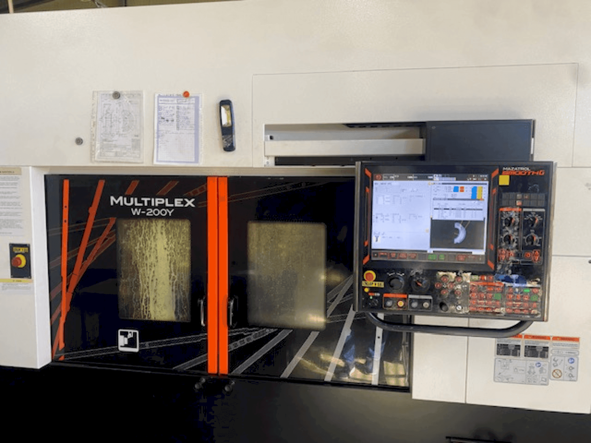 Frontansicht der Mazak multiplex 200 y  Maschine