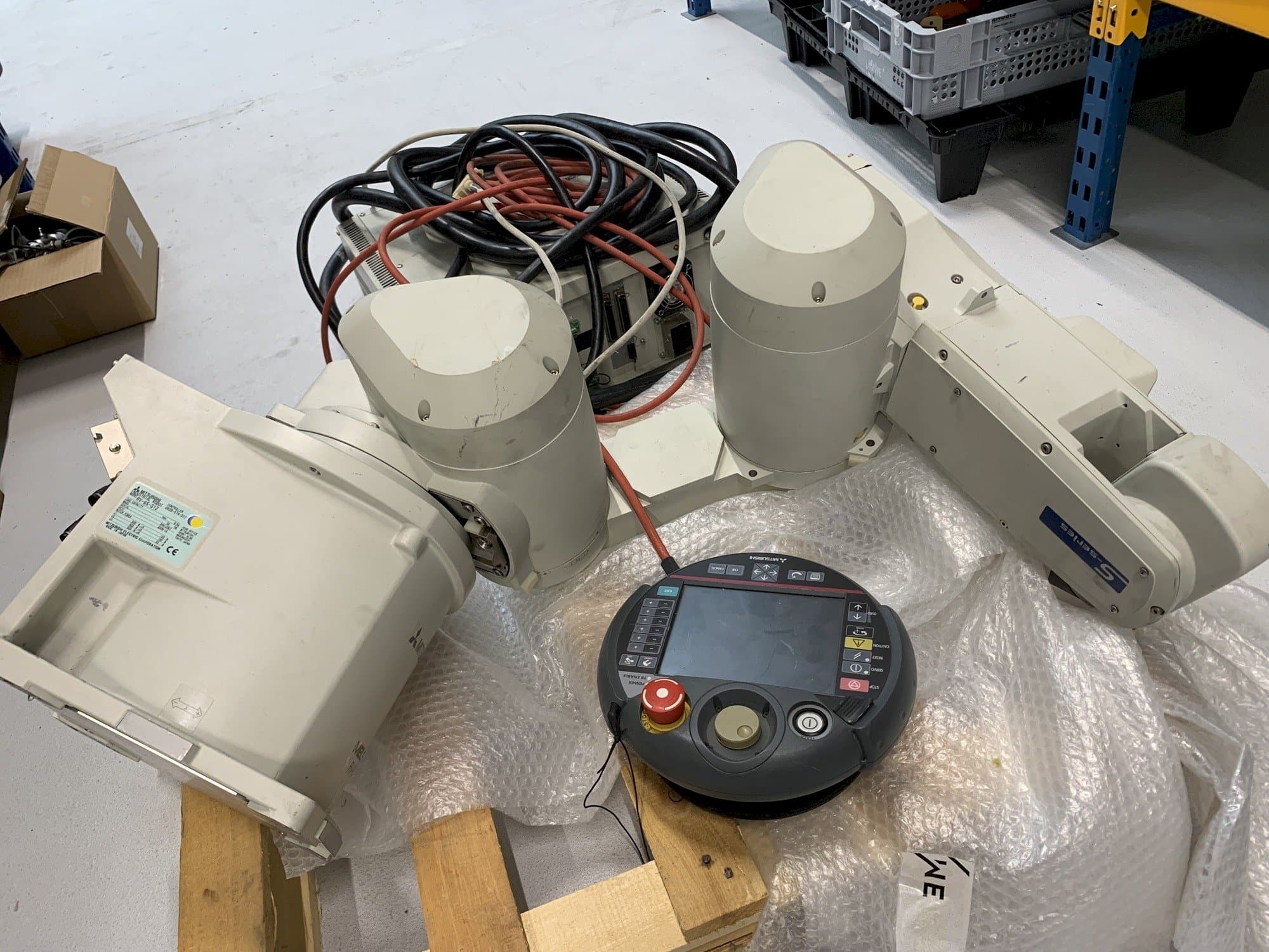 Frontansicht der Mitsubishi Melfa RV 6S  Maschine