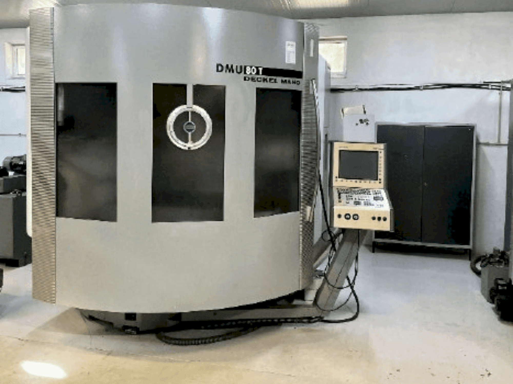 Frontansicht der DMG DECKEL MAHO DMU 80T  Maschine