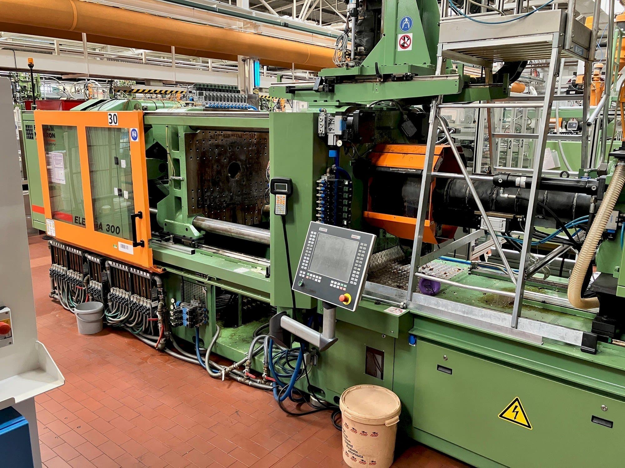 Frontansicht der FERROMATIK MILACRON Europe Elektra 300  Maschine