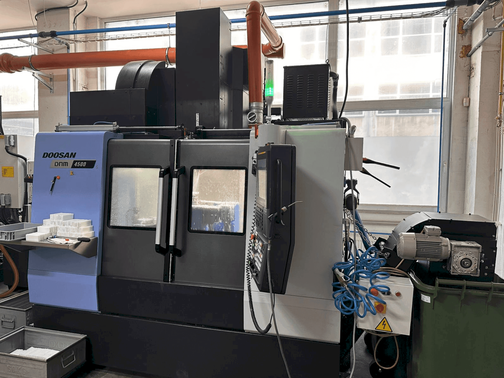 Frontansicht der DOOSAN DNM 4500  Maschine