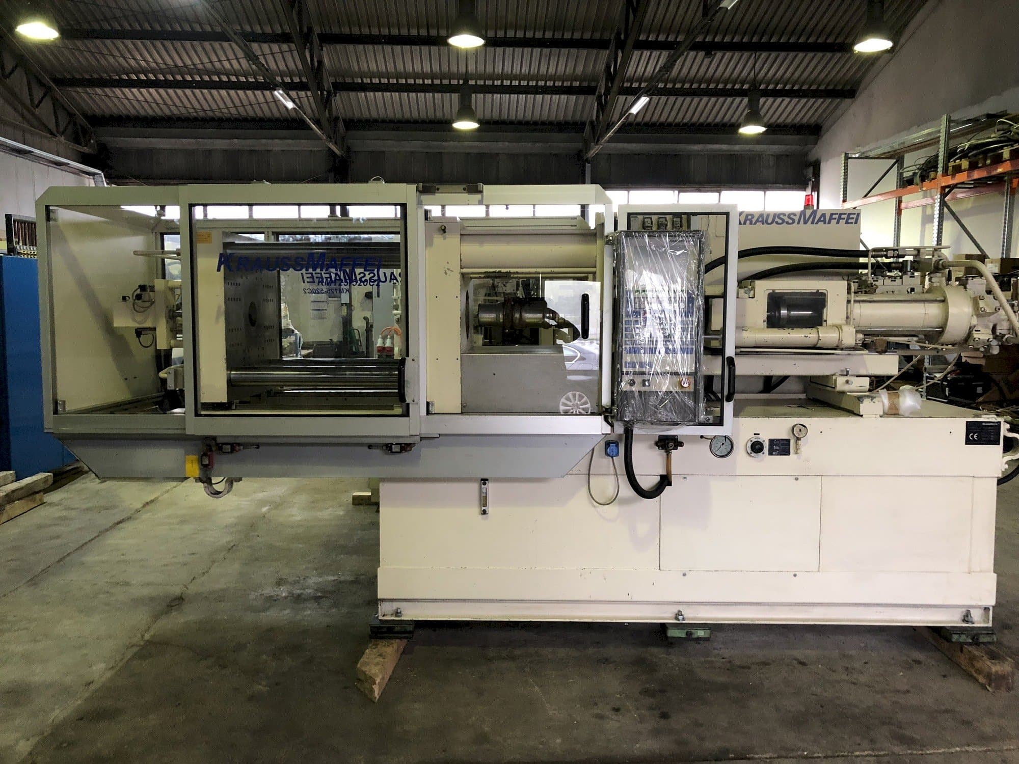 Frontansicht der Krauss Maffei 125-520  Maschine