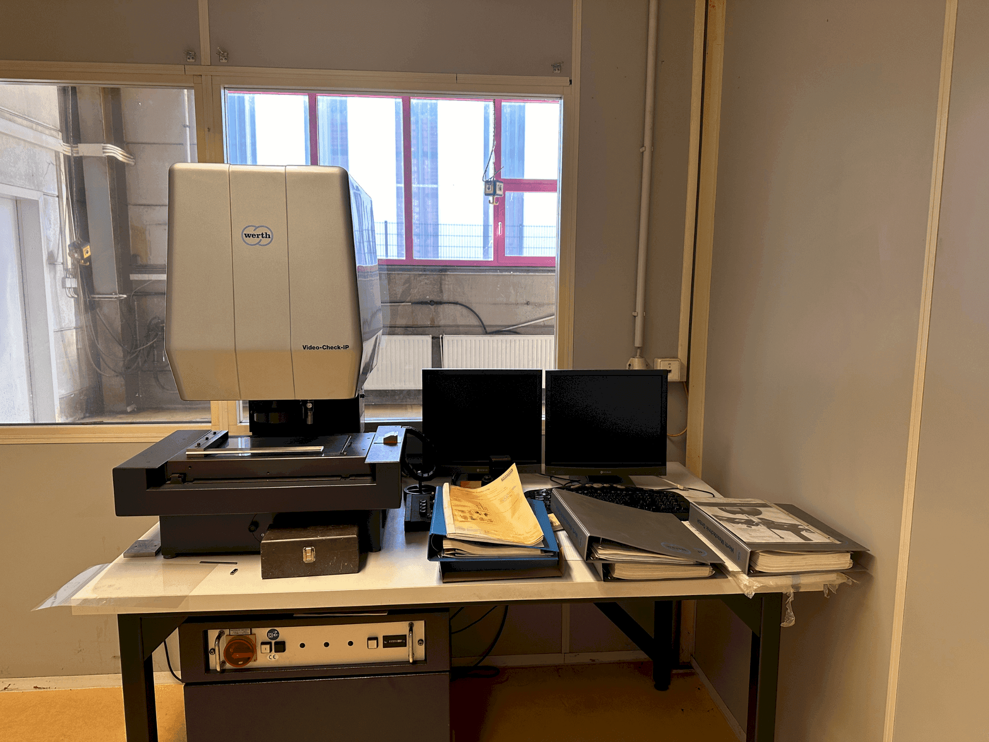 Frontansicht der Werth Video-Check IP 250x125 3D CNC  Maschine