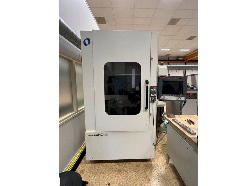 Frontansicht der Makino EDNC 43  Maschine
