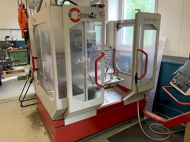 Frontansicht der HERMLE UWF 902 S  Maschine