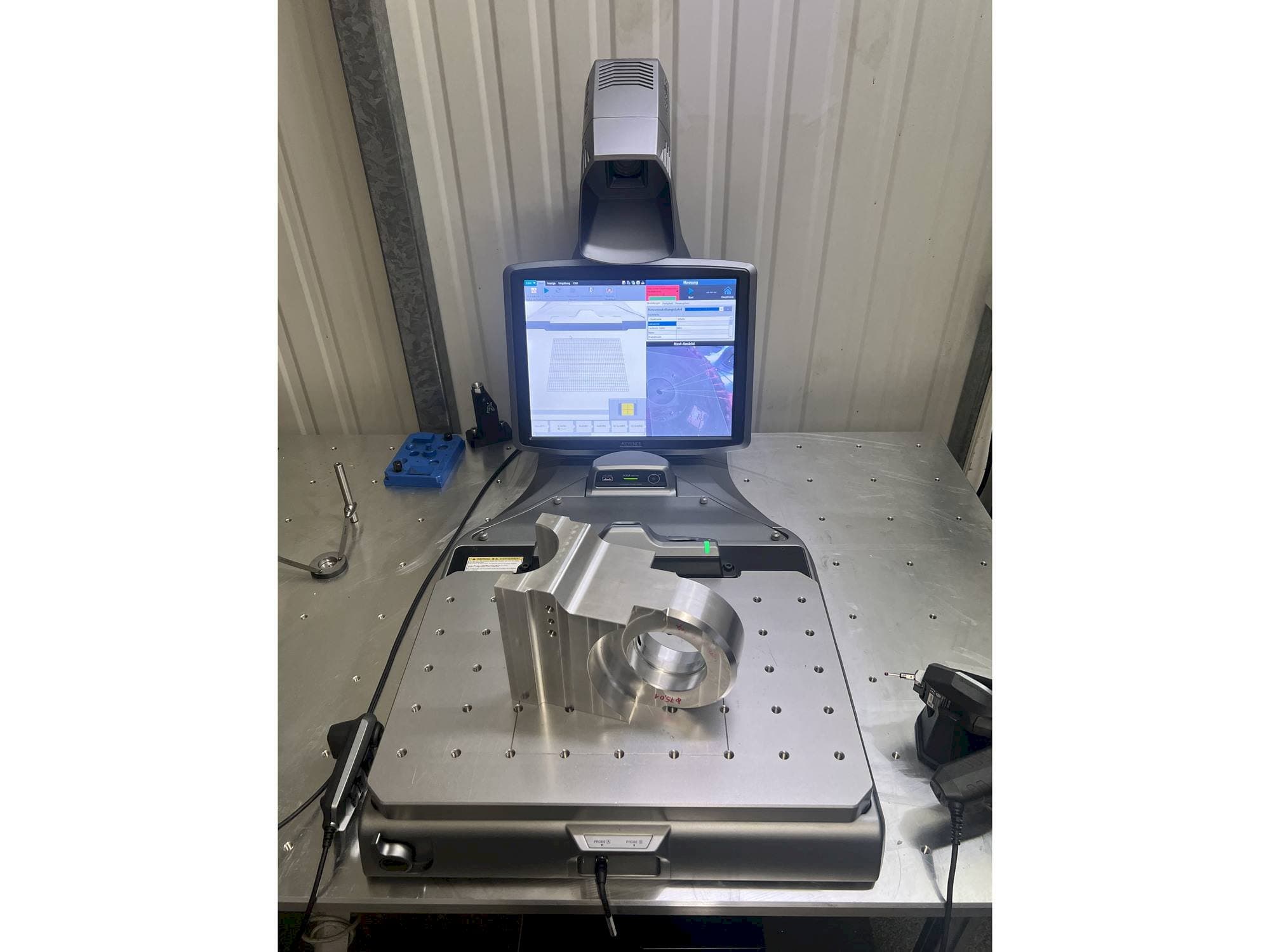 Frontansicht der KEYENCE XM-C1000  Maschine