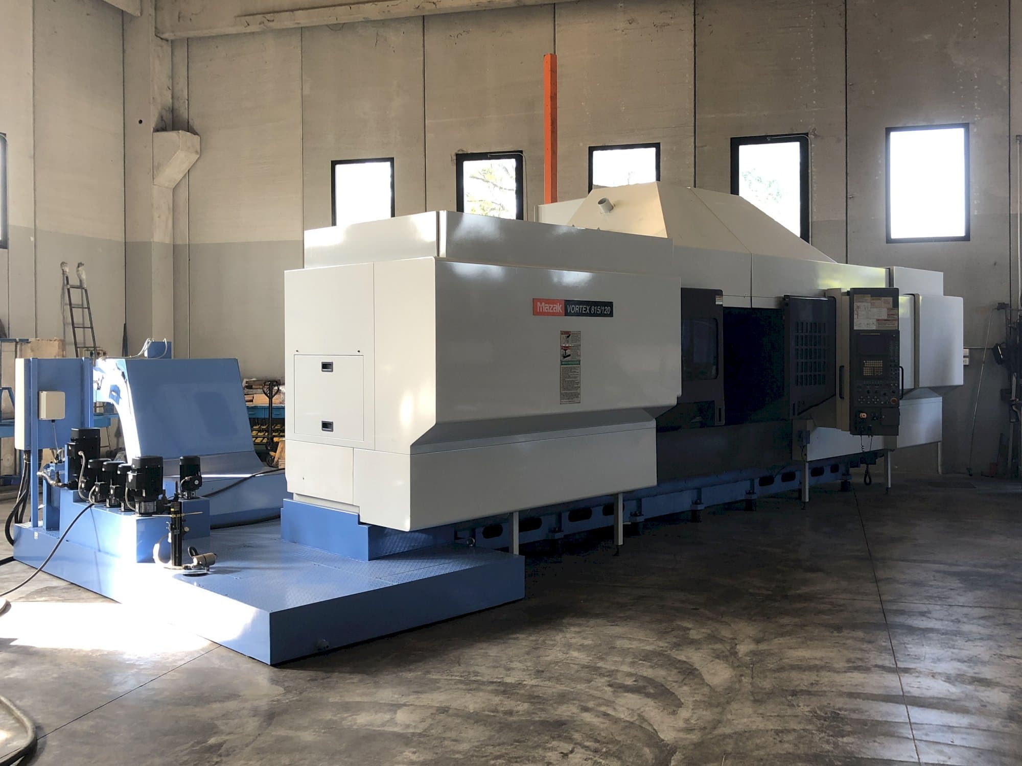 Frontansicht der Mazak VORTEX 815/120 Maschine