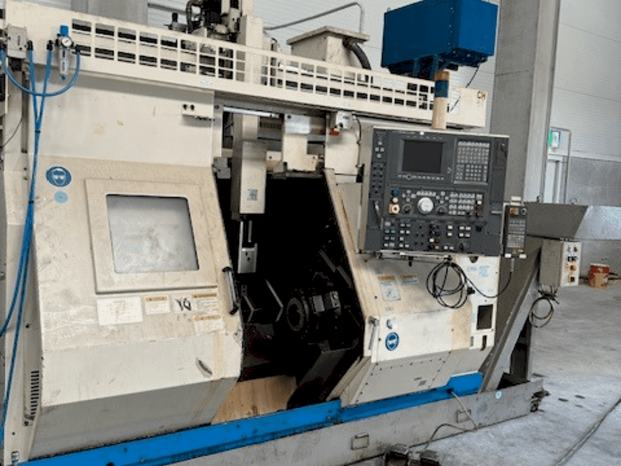 Frontansicht der Okuma LT10  Maschine