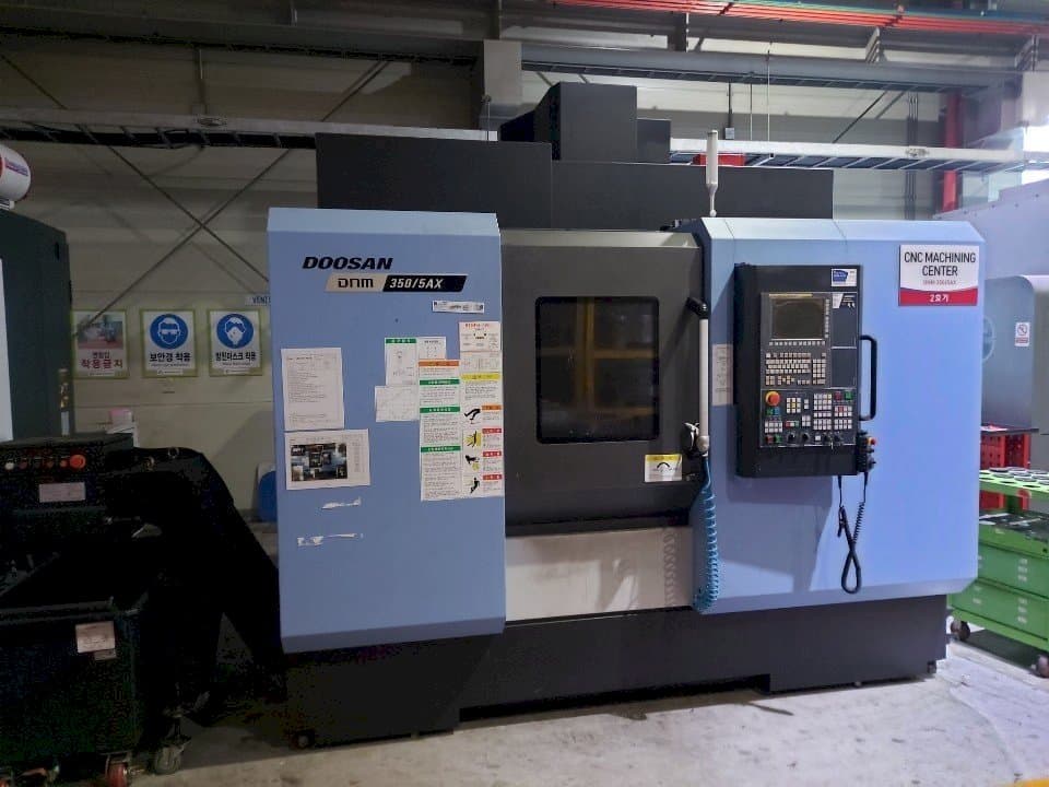 Frontansicht der Doosan DNM350/5AX  Maschine