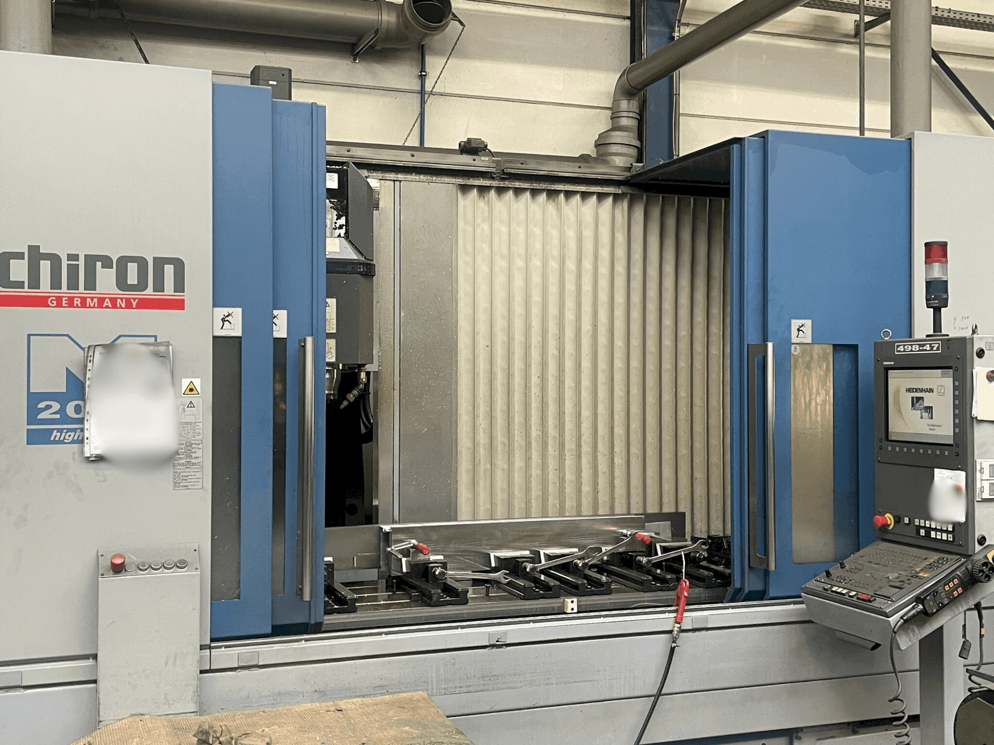 Frontansicht der CHIRON Mill 2000  Maschine