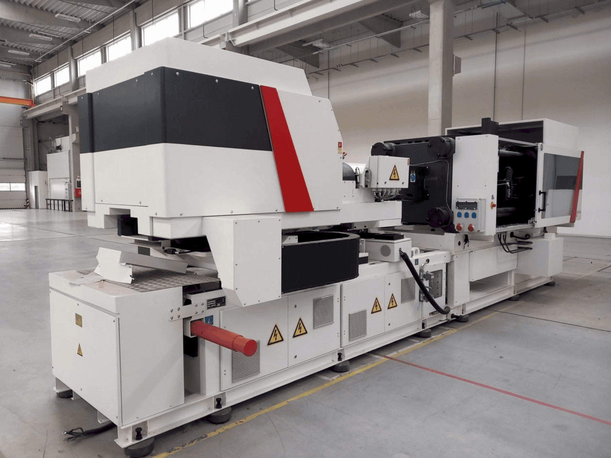 Frontansicht der Milacron Elektron Evo 350  Maschine