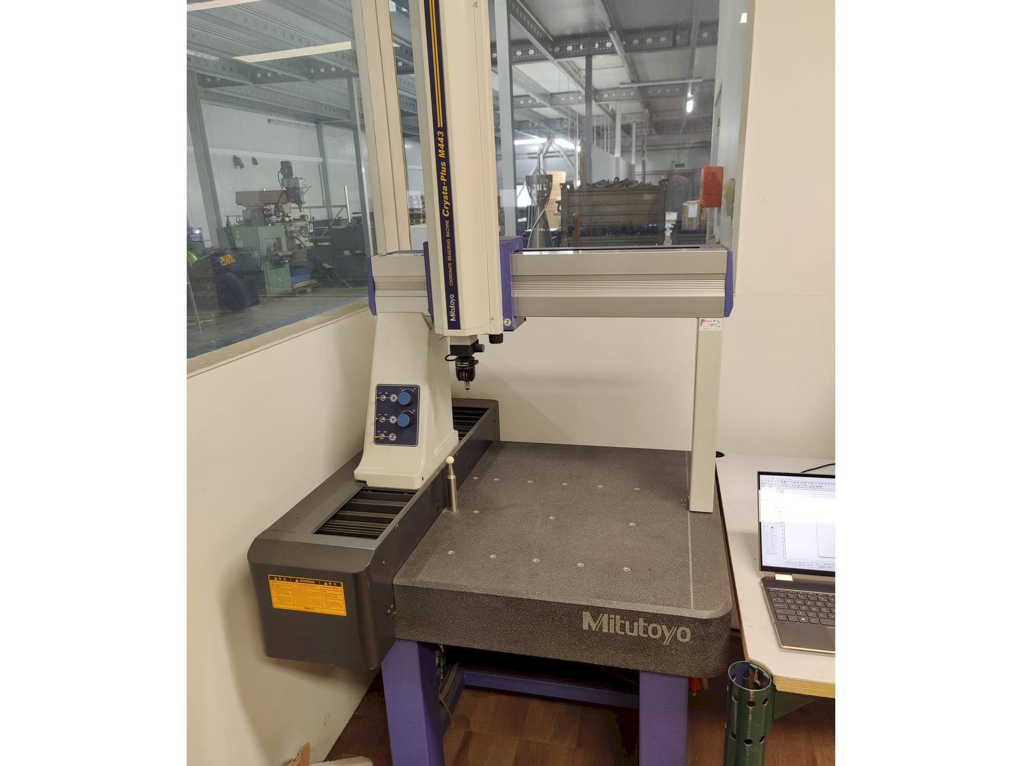 Frontansicht der Mitutoyo Crysta-Plus M443  Maschine