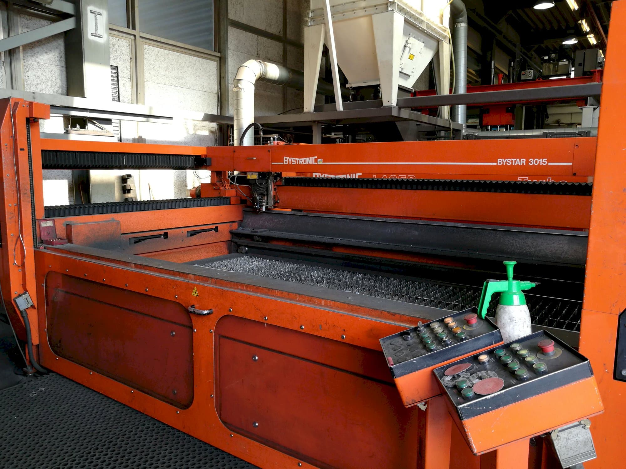 Rechte Ansicht der Bystronic Bystar 3015 Maschine